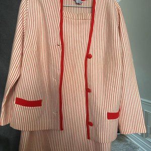 VINTAGE  100% WOOL FINE KNITTED LADIES SUIT.